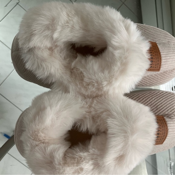 Ladies furry slippers.  NWOT - Picture 3 of 5